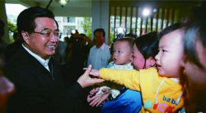 前国家主席胡锦涛视察绿景苑小区时与我园小朋友王敏涛亲切握手留念