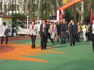 湖北省政协部分领导与市青少年宫负责人一行十人来青乔幼儿园参观指导。