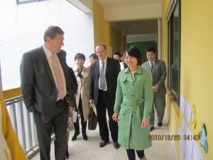 英国教育代表团到访我集团锦绣龙城幼儿园进行参观交流。